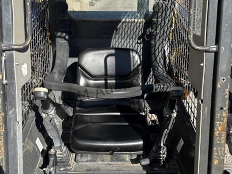 new-holland-l216-image-17