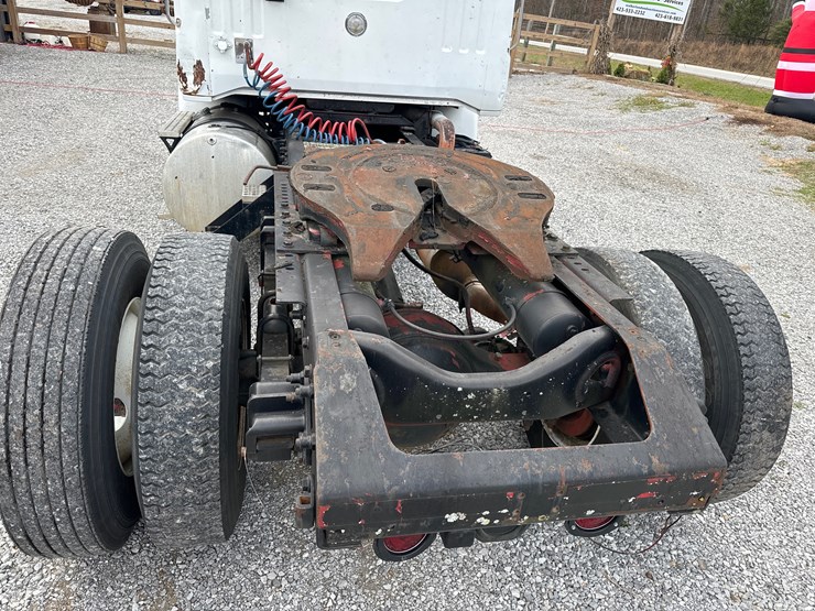 #1052-•-1996-volvo-wg-single-axle-truck-image-6