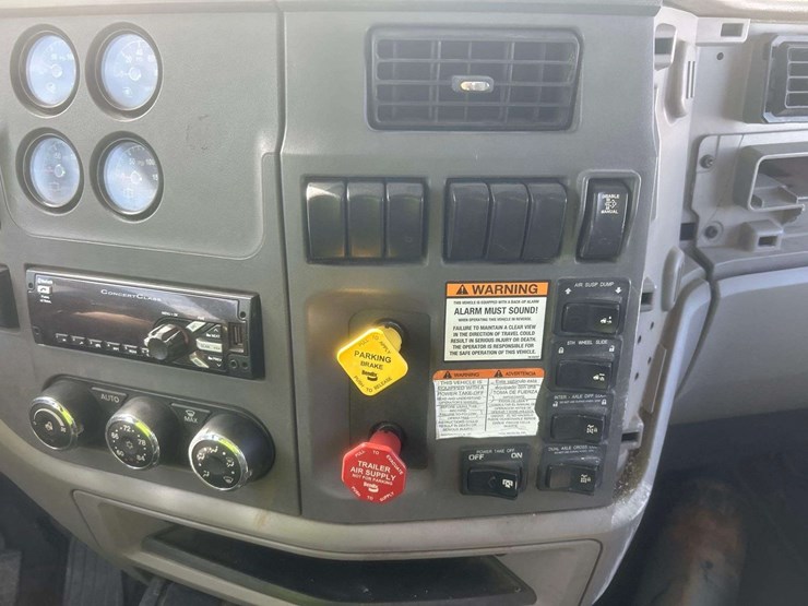 2016-peterbilt-579-image-13