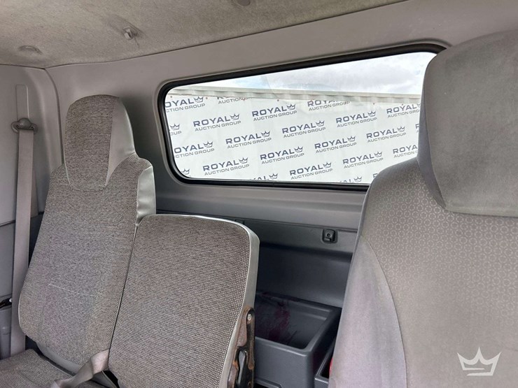 2018-isuzu-npr-image-18