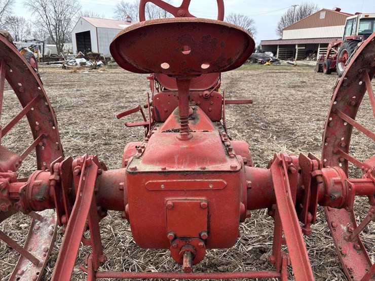 farmall-f-12-single-front-on-rubber-with-cast-steel-rim-and-rear-steel-image-12