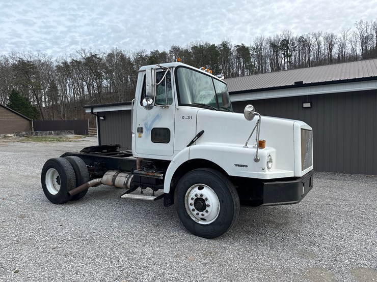 #1052-•-1996-volvo-wg-single-axle-truck-image-2