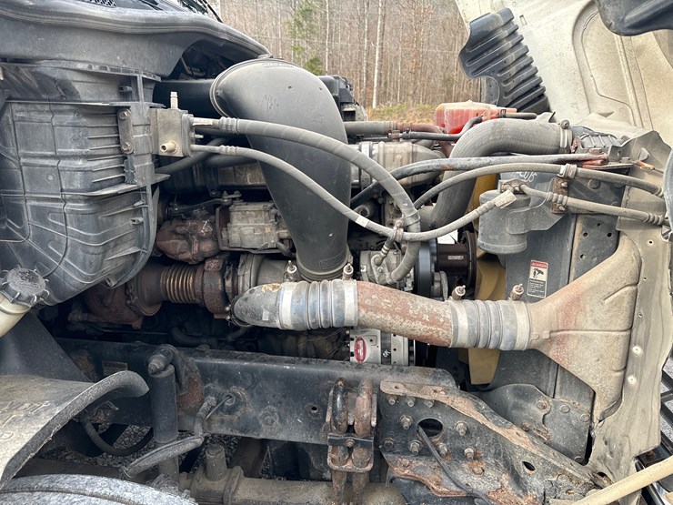 2012-freightliner-cascadia-125-image-11