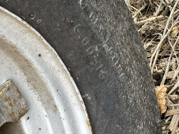 farmall-f-20-narrow-front-on-rubber-image-21