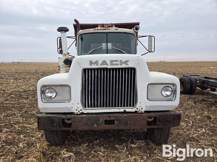 1971-mack-r685s-image-2