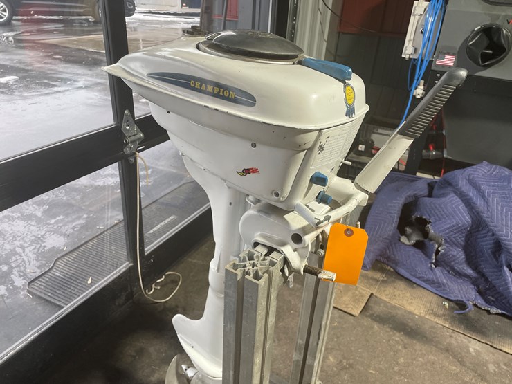 #3818-•-champion-3.2-hp-vintage-outboard-boat-motor-image-2