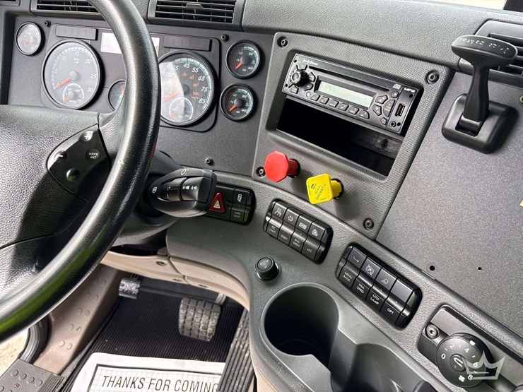 2014-freightliner-cascadia-125-image-23