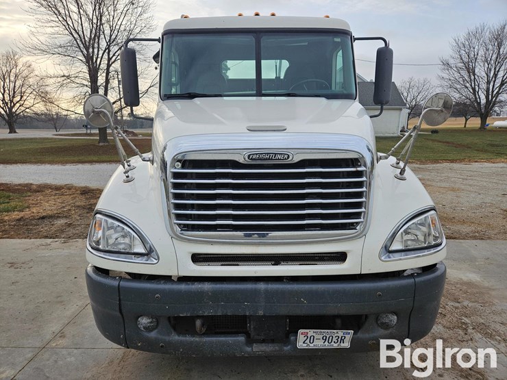 2005-freightliner-columbia-120-image-2
