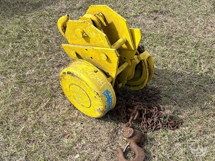 yale-spur-geared-block-2-ton-chain-hoist-image-1