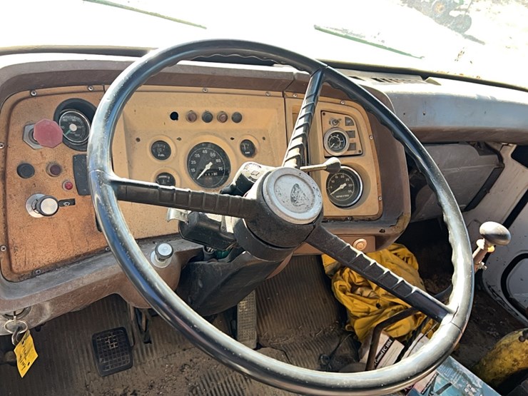 1982-ford-8000-image-50