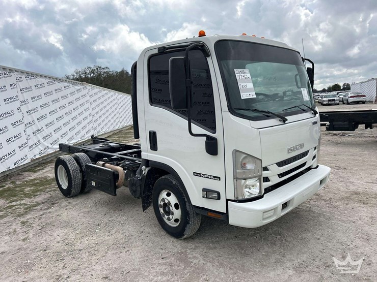 2018-isuzu-npr-image-2