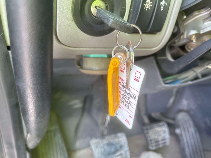 2016-peterbilt-579-image-16