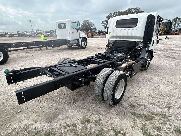 2018-isuzu-npr-image-3