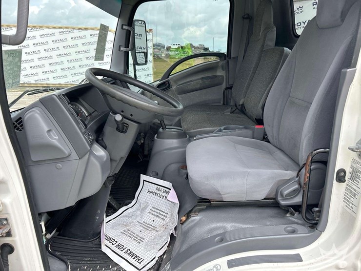 2018-isuzu-npr-image-11