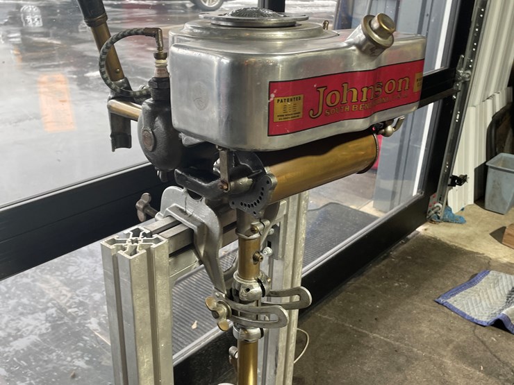 #3829-•-johnson-vintage-outboard-boat-motor-image-2