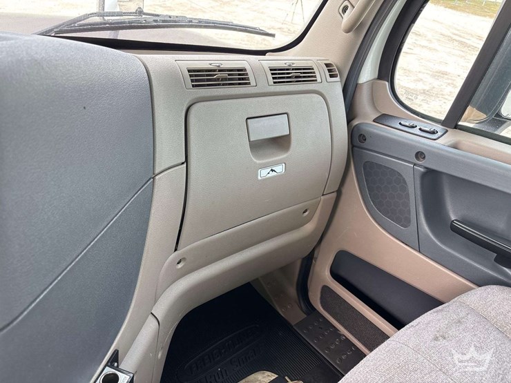 2014-freightliner-cascadia-125-image-28