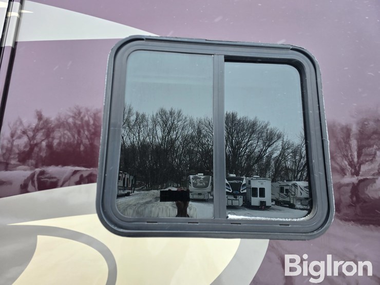 2017-winnebago-sunova-33c-class-a-motorhome-image-20