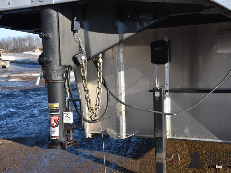 2025-wilson-livestock-trailer-image-10