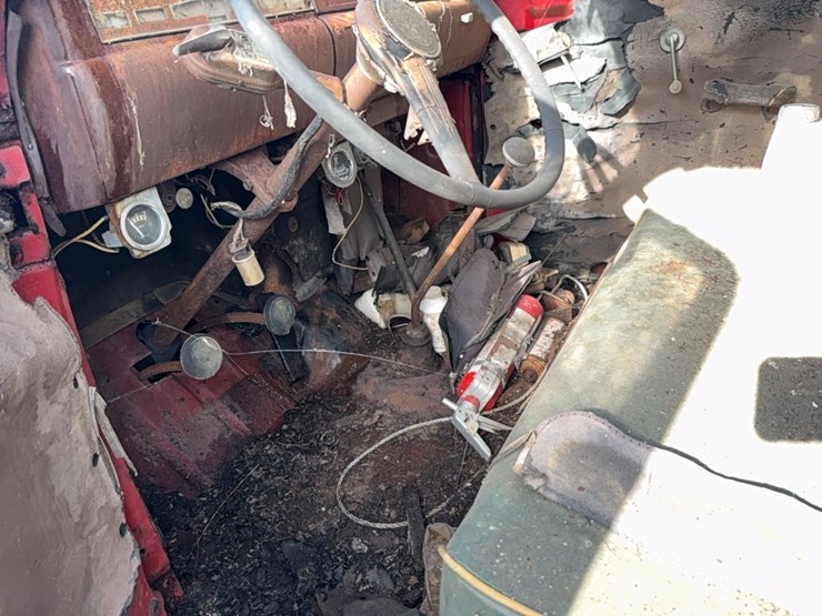 1947-studebaker,-6-wheel-grain,-cattle-sides,-not-running;-located-at-7241-roxbury-rd,-charles-city,-va,-please-call-804.837.9940-or-804.651.4404-with-questions-image-10