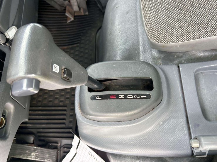 2018-isuzu-npr-image-16