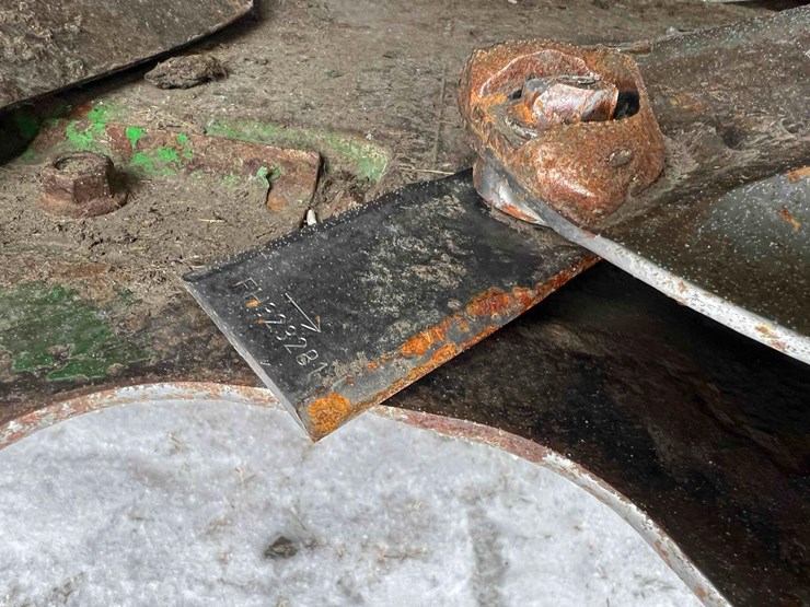 2024-john-deere-w235r-image-17