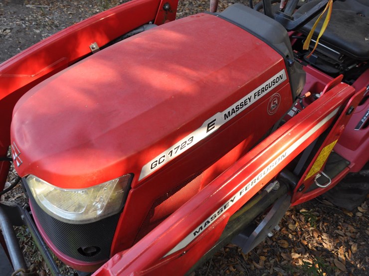 2021-massey-ferguson-gc1723eb-image-11