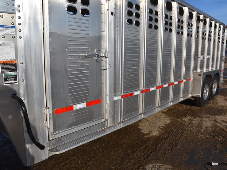 2025-wilson-livestock-trailer-image-18