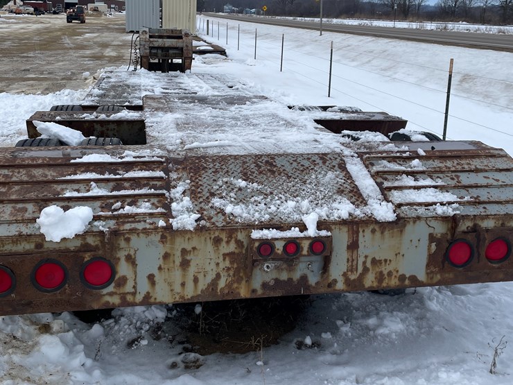 #1012-•-32'-lowboy-semi-trailer-(no-title,-for-parts)-image-4