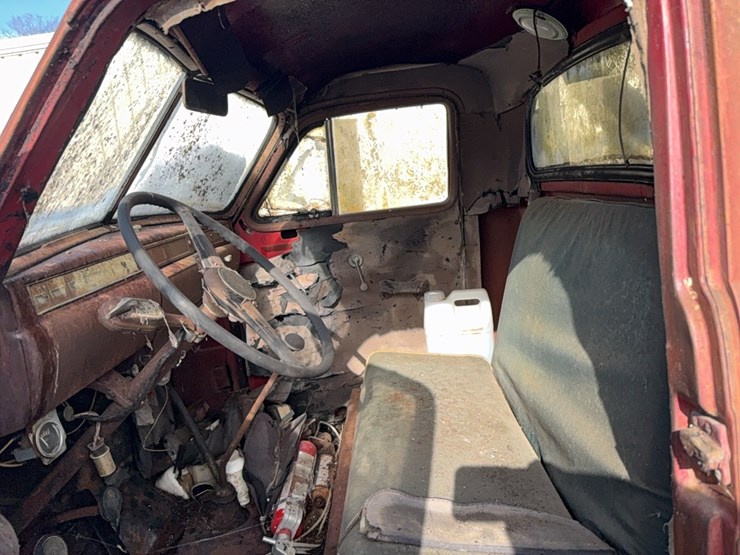 1947-studebaker,-6-wheel-grain,-cattle-sides,-not-running;-located-at-7241-roxbury-rd,-charles-city,-va,-please-call-804.837.9940-or-804.651.4404-with-questions-image-7