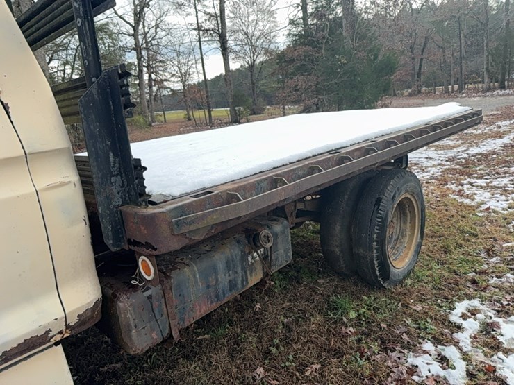 1977-ford-600-image-16