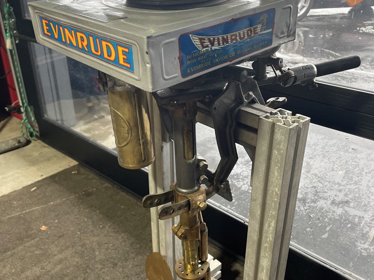 #3833-•-evinrude-vintage-detachable-rowboat-motor-image-1