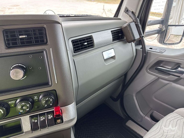 2019-kenworth-t880-image-34