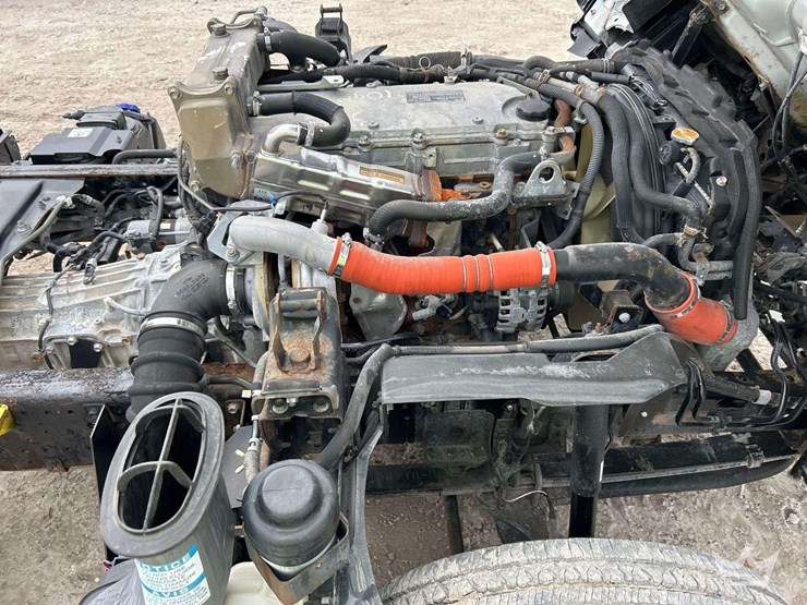 2018-isuzu-npr-image-8