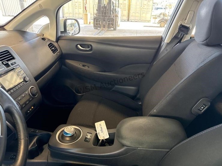 2015-nissan-leaf-s-hatchback-image-19