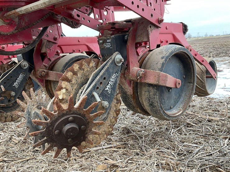 case-ih-cyclo-air-6-row-planter-image-28