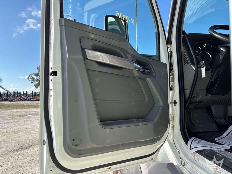 2019-kenworth-t880-image-29