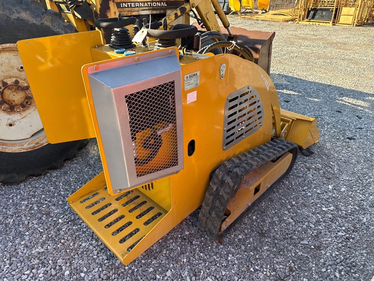 #1057-•-2005-ggma-mini-skid-steer-loader-image-3
