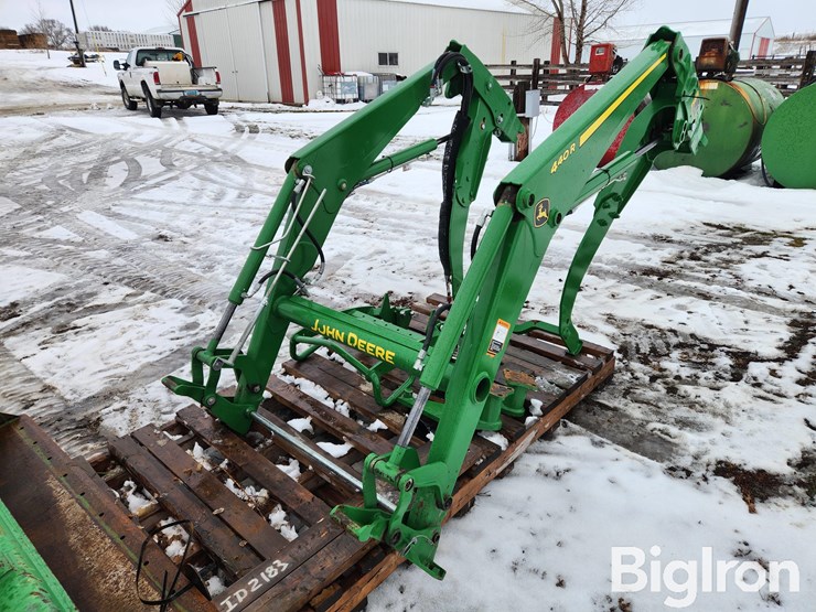 2024-john-deere-440r-image-1