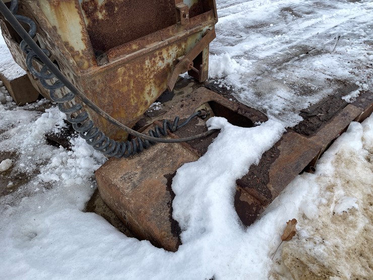 #1012-•-32'-lowboy-semi-trailer-(no-title,-for-parts)-image-15