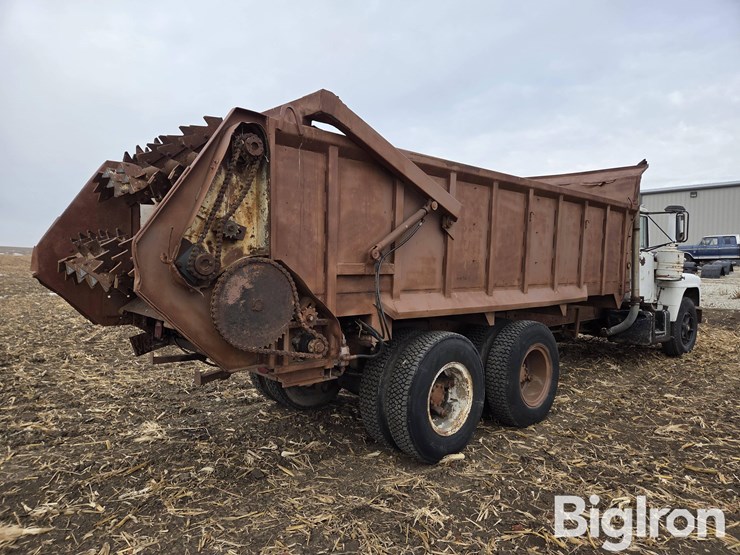 1971-mack-r685s-image-5