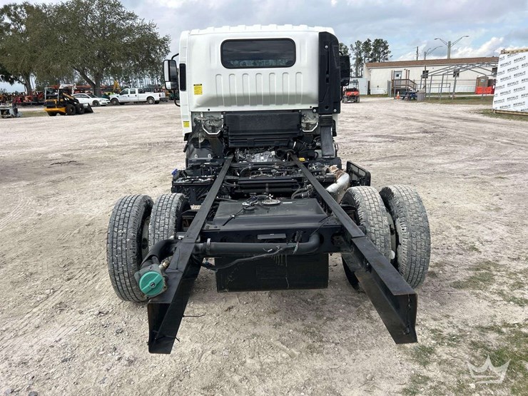 2018-isuzu-npr-image-24