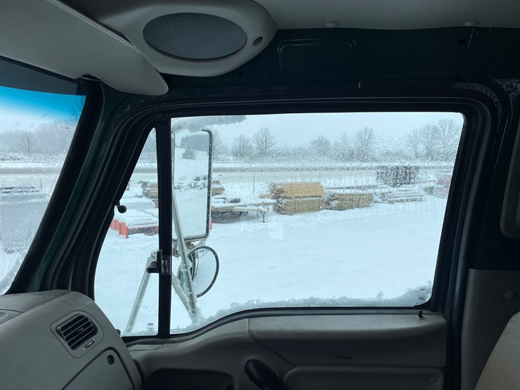 #400-•-2006-sterling-straight-truck-(has-wi-title)-image-85