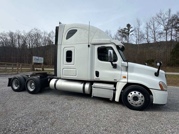 2012-freightliner-cascadia-125-image-6