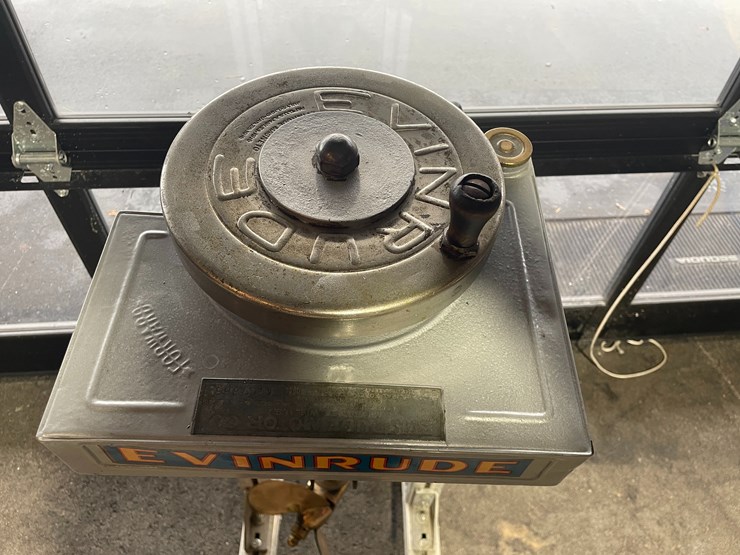 #3833-•-evinrude-vintage-detachable-rowboat-motor-image-3