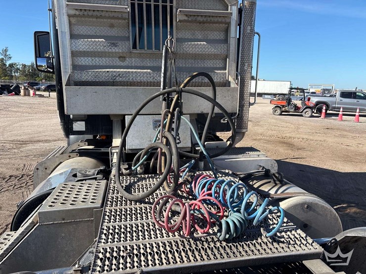 2016-peterbilt-579-image-7
