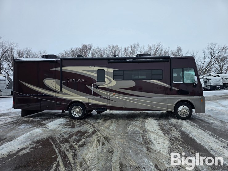 2017-winnebago-sunova-33c-class-a-motorhome-image-4