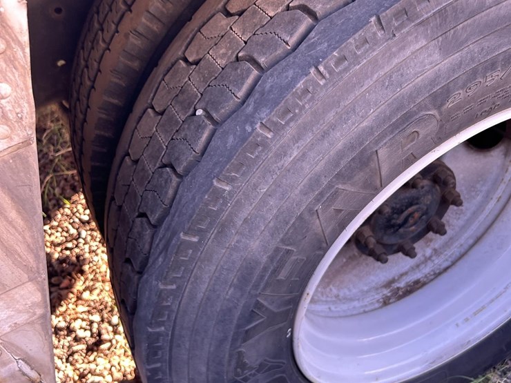 2007-freightliner-business-class-m2-106-image-16