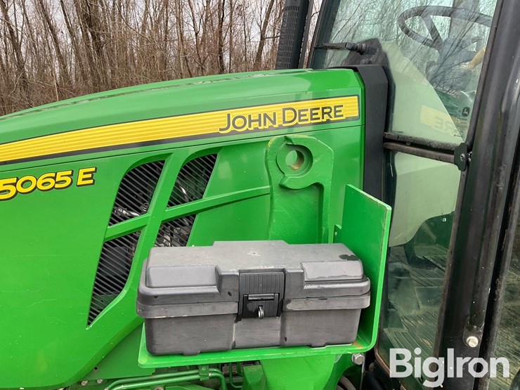 2022-john-deere-5065e-image-11