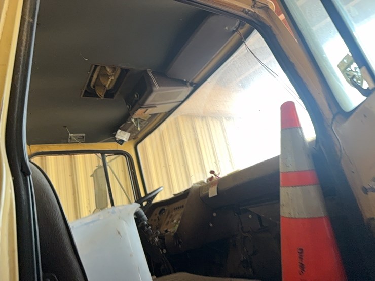 1975-ford-880-image-19