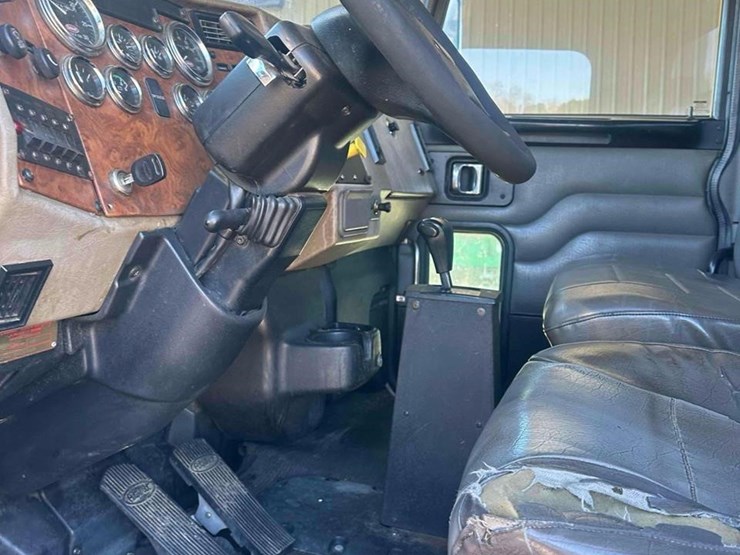 2008-peterbilt-335-image-28